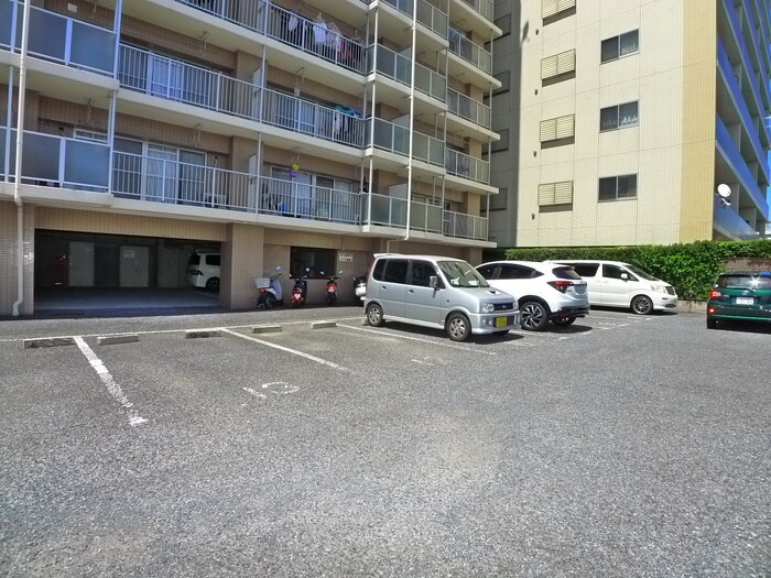 物件外観写真3　(駐車場)