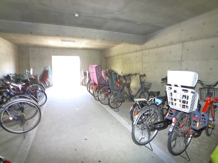 物件外観写真4　(駐輪場)