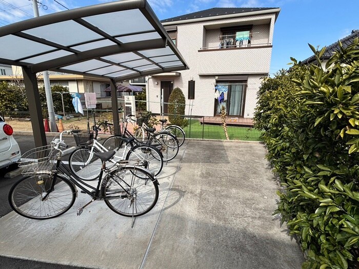 物件外観写真2　(駐輪場)