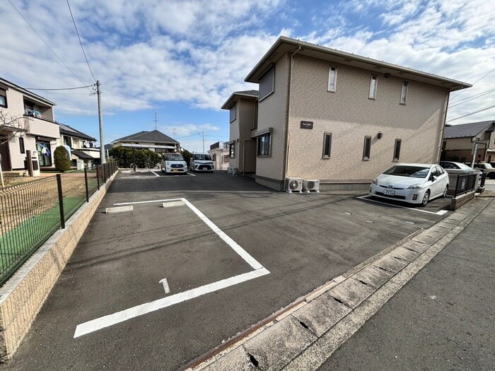 物件外観写真5　(駐車場)