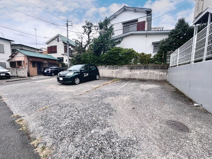 物件外観写真3　(駐車場)