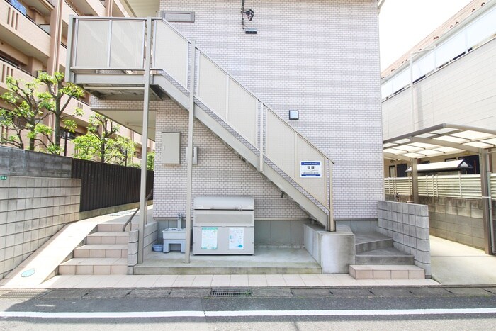 物件外観写真2　(エントランス部分)