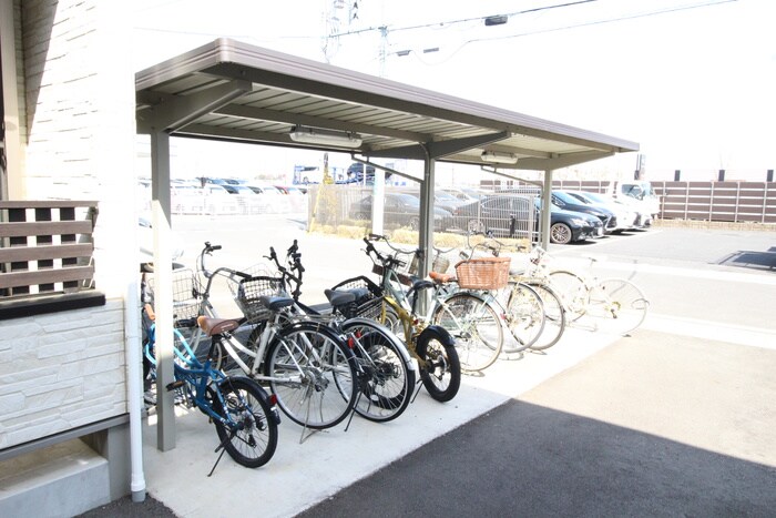 物件外観写真4　(駐輪場)