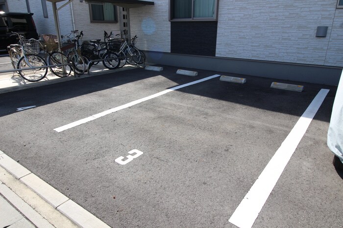物件外観写真6　(駐車場)