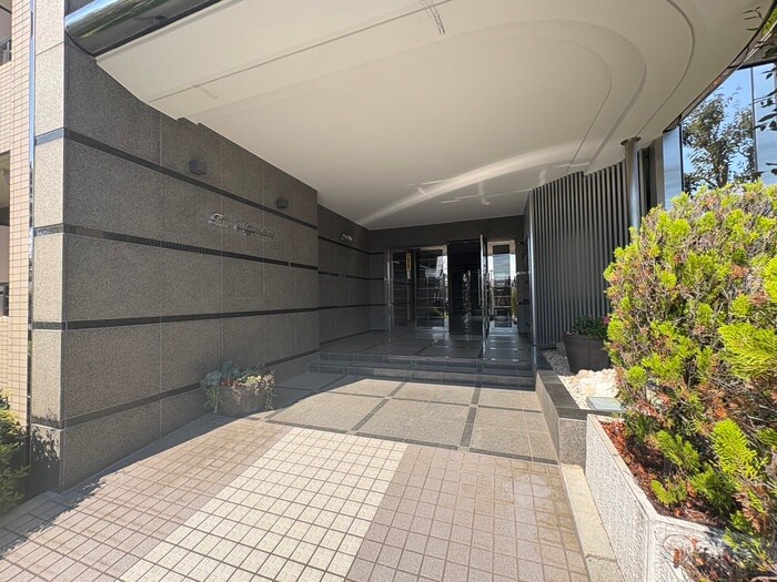 物件外観写真6　(エントランス部分)