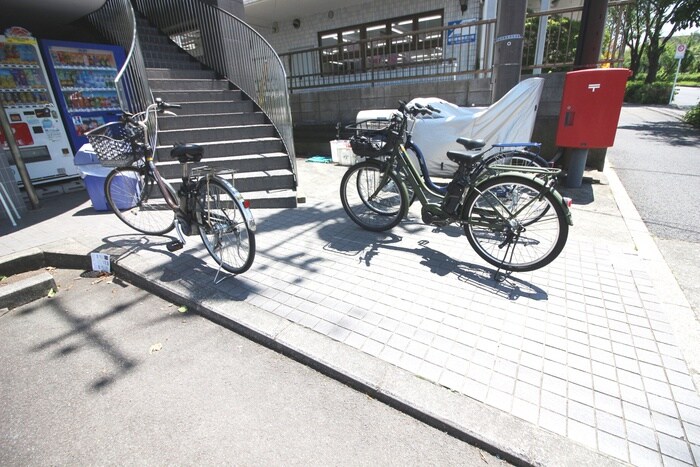 物件外観写真4　(駐輪場)