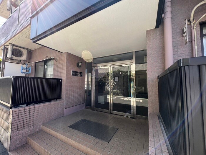 物件外観写真3　(エントランス部分)