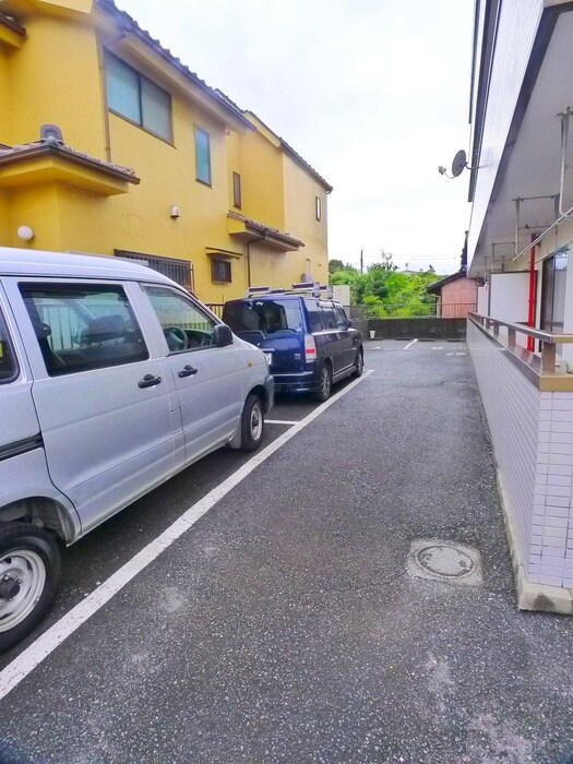 物件外観写真4　(駐車場)