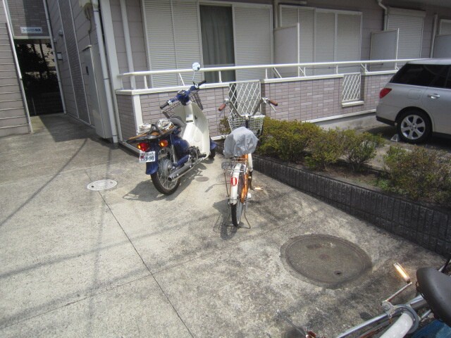 物件外観写真3　(駐輪場)