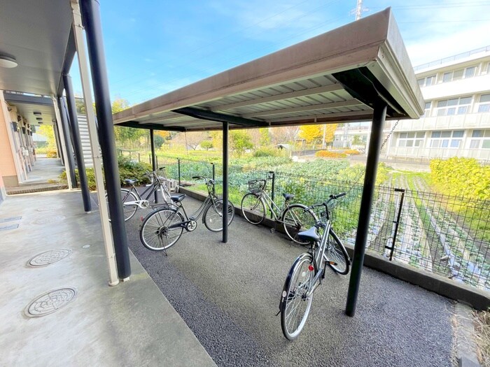 物件外観写真2　(駐輪場)