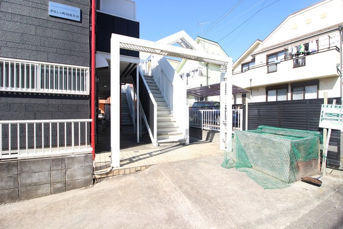 物件外観写真6　(エントランス部分)