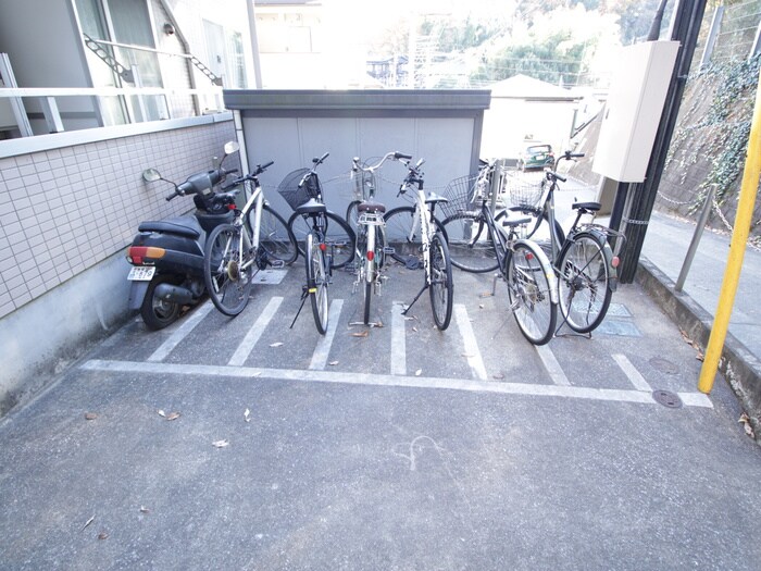 物件外観写真3　(駐輪場)