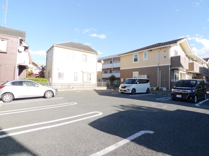 物件外観写真2　(駐車場)