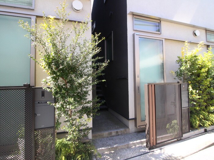 物件外観写真4　(エントランス部分)