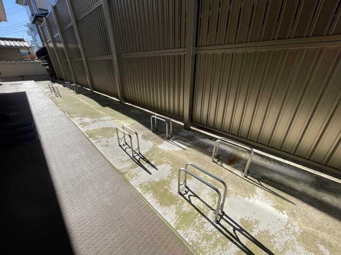 物件外観写真3　(駐輪場)