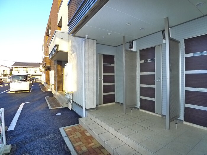 物件外観写真3　(エントランス部分)