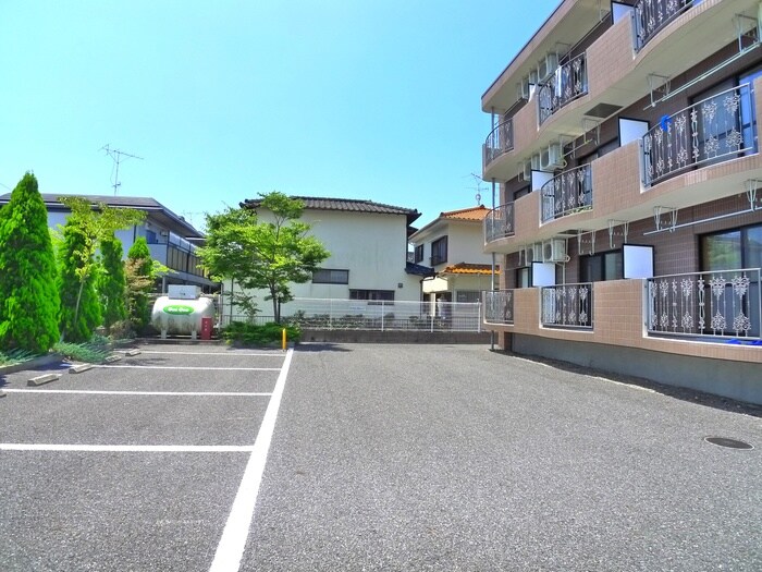 物件外観写真5　(駐車場)