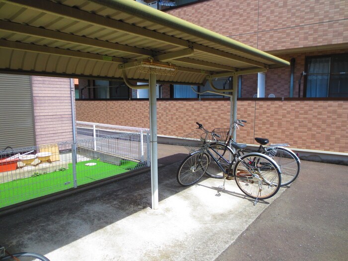 物件外観写真3　(駐輪場)