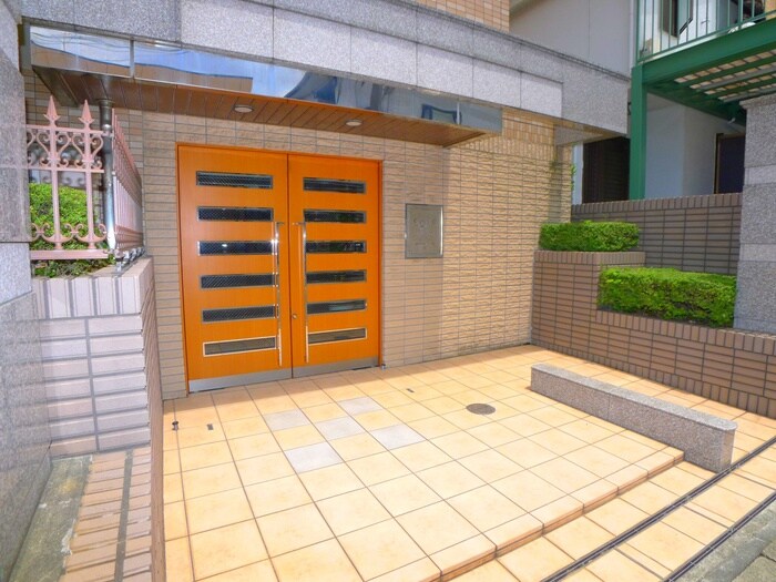 物件外観写真3　(エントランス部分)