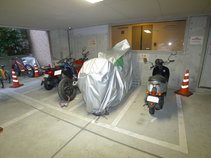 物件外観写真5　(バイク置き場)