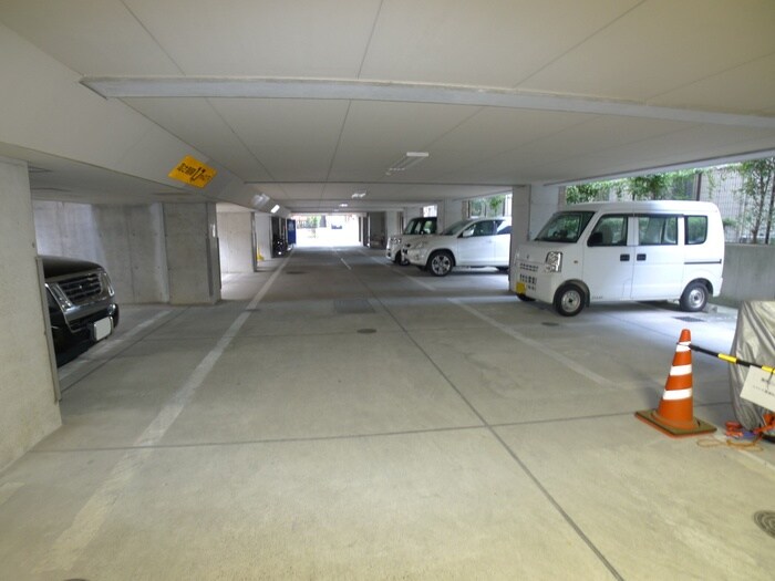 物件外観写真6　(駐車場)