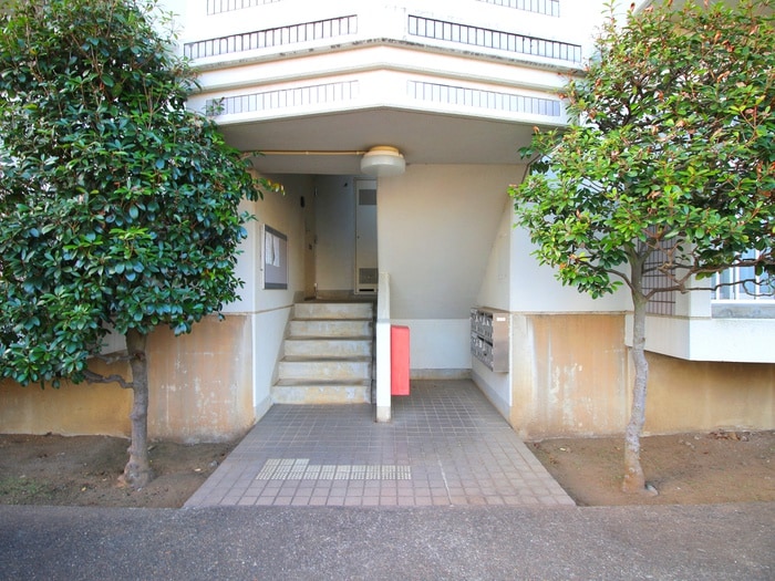 物件外観写真6　(エントランス部分)