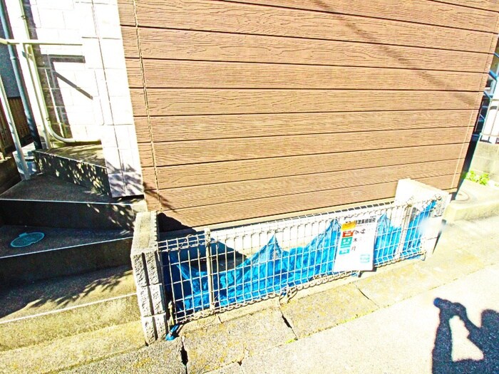 物件外観写真4　(バイク置き場)