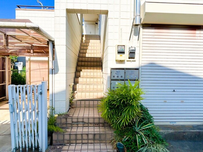 物件外観写真2　(エントランス部分)