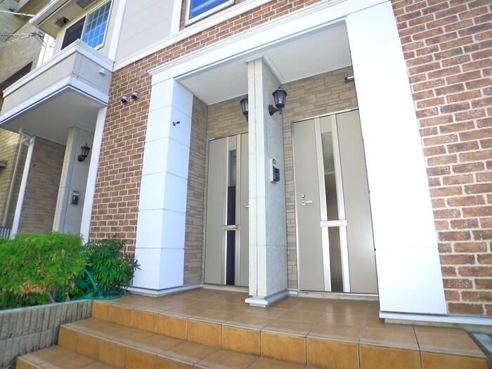 物件外観写真2　(エントランス部分)