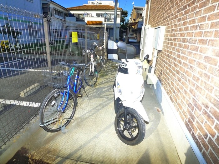 物件外観写真4　(駐輪場)