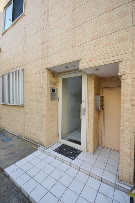 物件外観写真3　(エントランス部分)