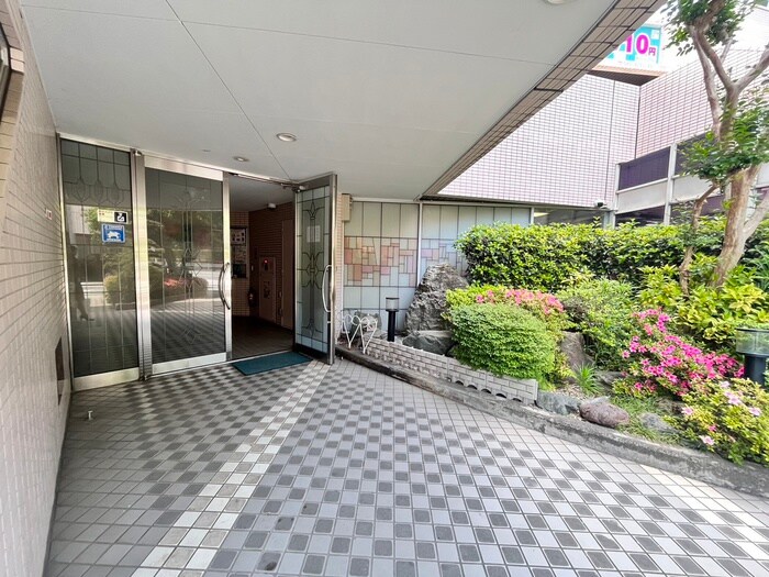 物件外観写真3　(エントランス部分)