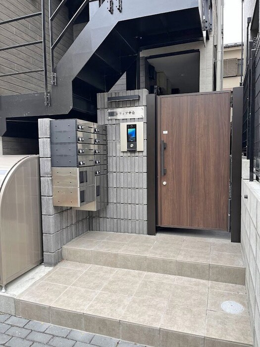 物件外観写真2　(エントランス部分)