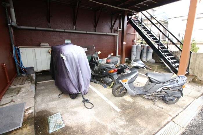 物件外観写真5　(バイク置き場)