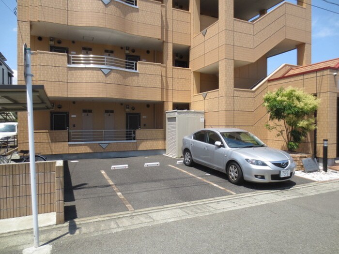 物件外観写真2　(駐車場)