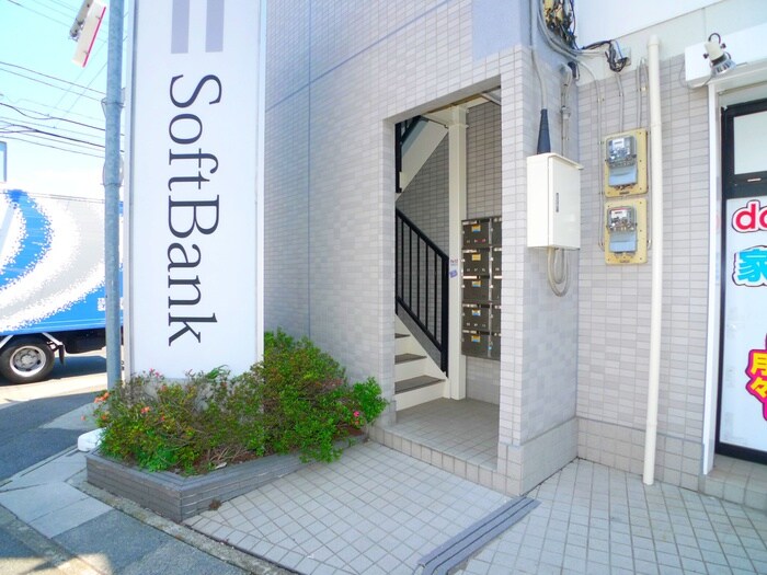 物件外観写真2　(エントランス部分)