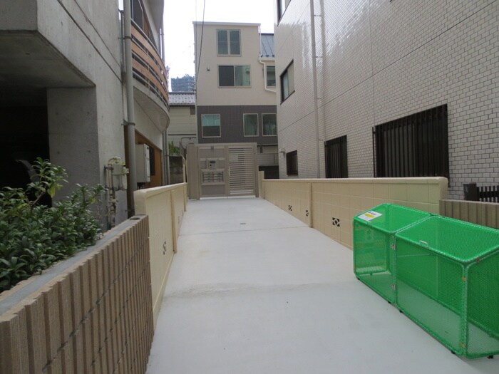 物件外観写真3　(エントランス部分)