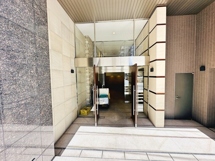 物件外観写真3　(エントランス部分)