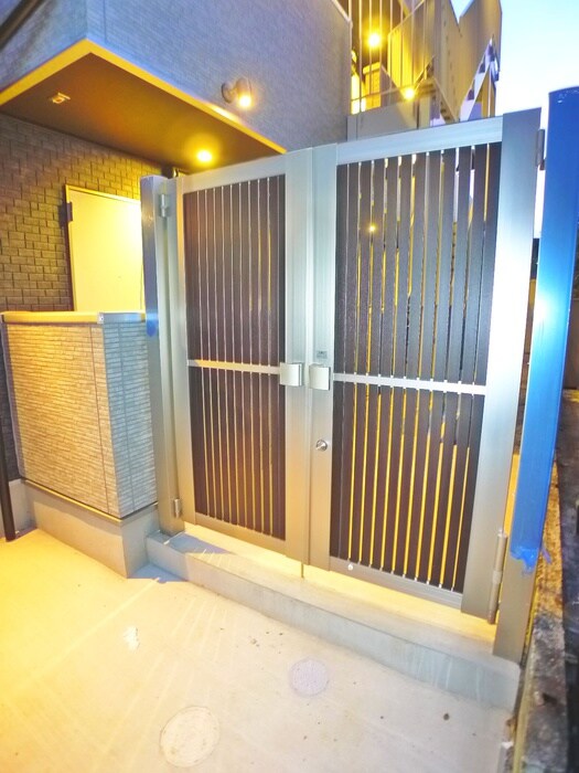 物件外観写真3　(エントランス部分)