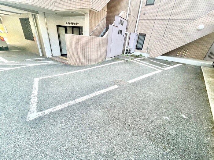 物件外観写真4　(駐車場)