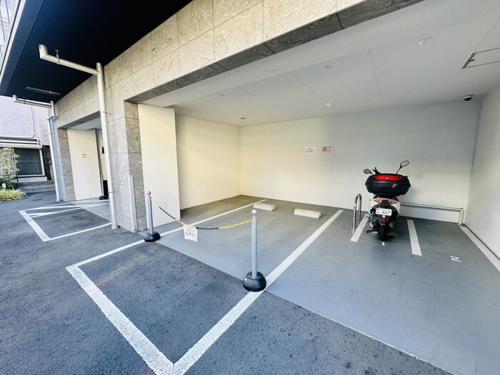 物件外観写真6　(バイク置き場)