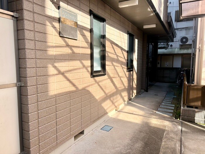 物件外観写真2　(エントランス部分)