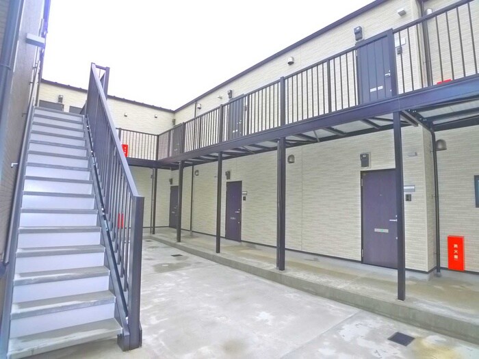 物件外観写真4　(エントランス部分)