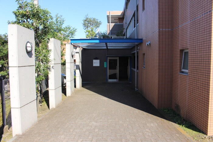 物件外観写真3　(エントランス部分)