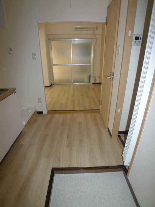 物件内観写真4　(玄関)