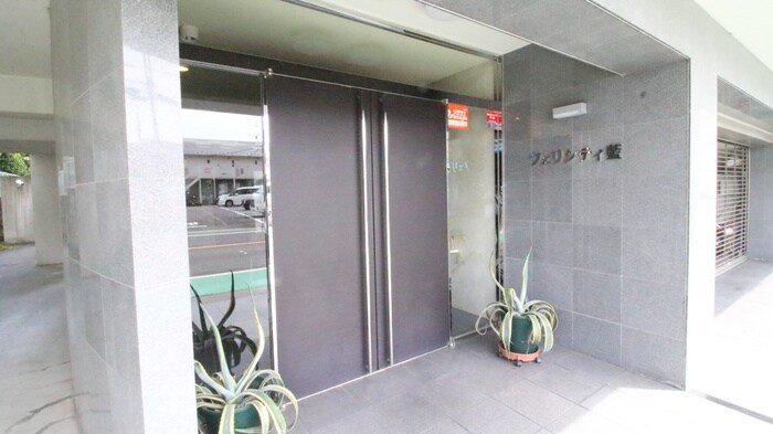 物件外観写真2　(エントランス部分)