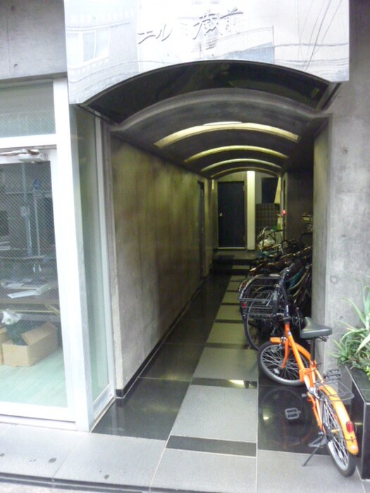 物件外観写真3　(エントランス部分)