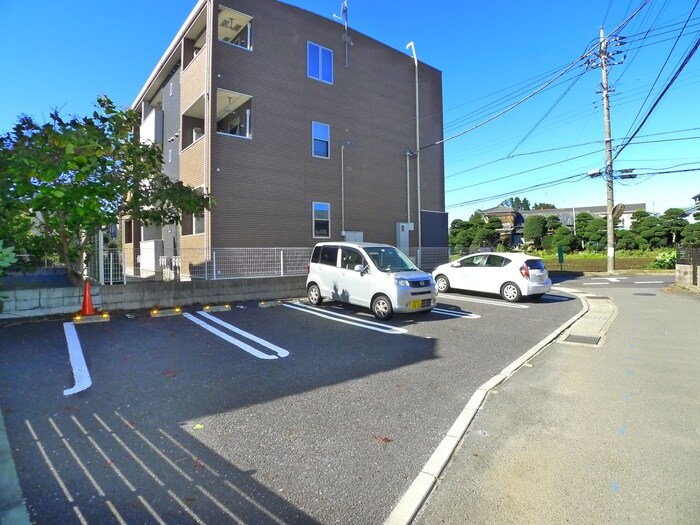 物件外観写真3　(駐車場)