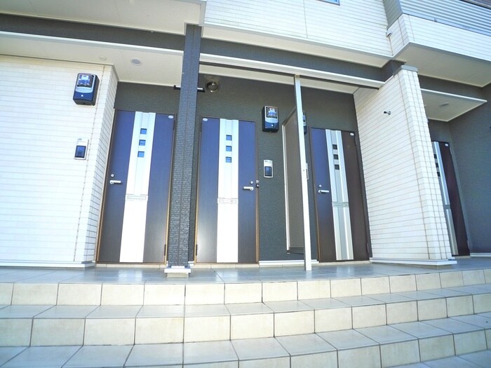 物件外観写真4　(エントランス部分)