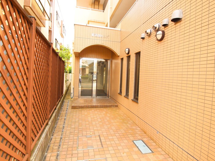 物件外観写真2　(エントランス部分)